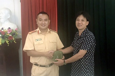 Đánh rơi tiền công ty, nam nhân viên vui mừng khi được CSGT trao trả