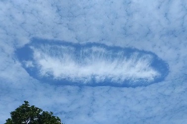 Đám mây kỳ lạ có hình giống "cửa thiên đường" trên bầu trời Indonesia