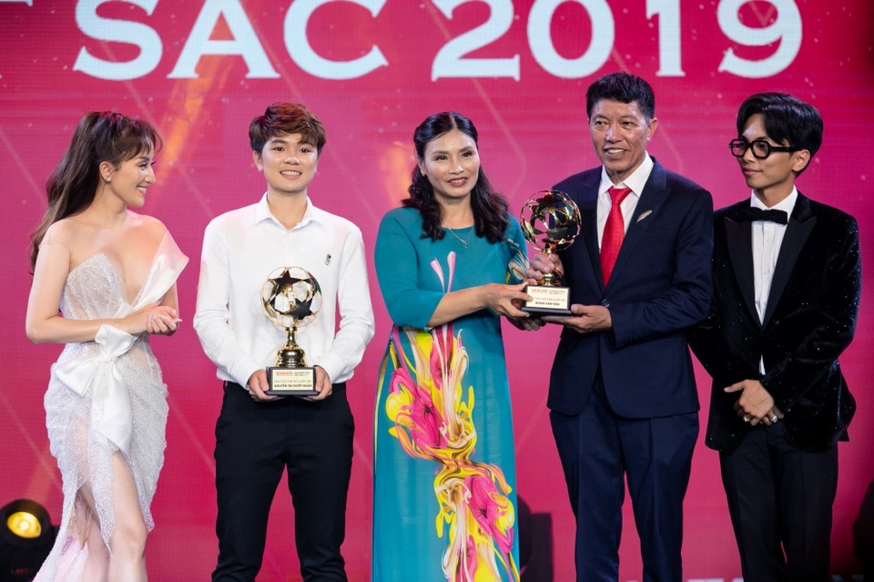 Vợ chồng Khánh Thi ngồi xe tiền tỷ, hôn đắm đuối khi đến trao Quả Bóng Vàng - 8 Vợ chồng Khánh Thi ngồi xe tiền tỷ, hôn đắm đuối khi đến trao Quả Bóng Vàng - 8