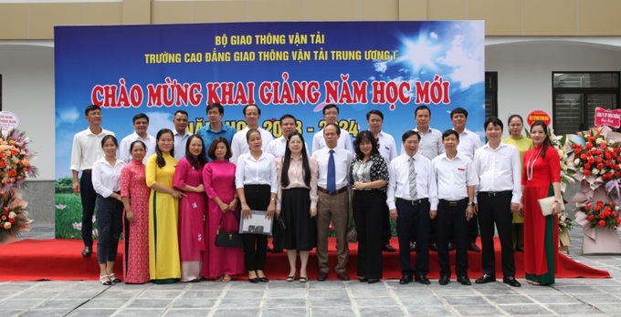 Các đại biểu chụp ảnh lưu niệm với cán bộ nhân, viên nhà trường 