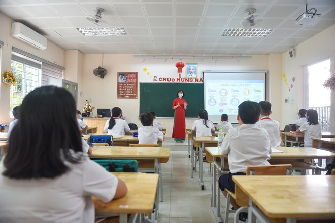 Tiết học đầu tiên giàu cảm xúc của học sinh Hà Nội sau 3 tháng nghỉ dịch - 12 Tiết học đầu tiên giàu cảm xúc của học sinh Hà Nội sau 3 tháng nghỉ dịch - 12