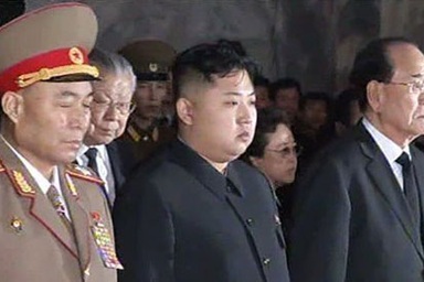 Lãnh đạo Kim Jong-un vào lăng viếng cha, ông nội lúc nửa đêm