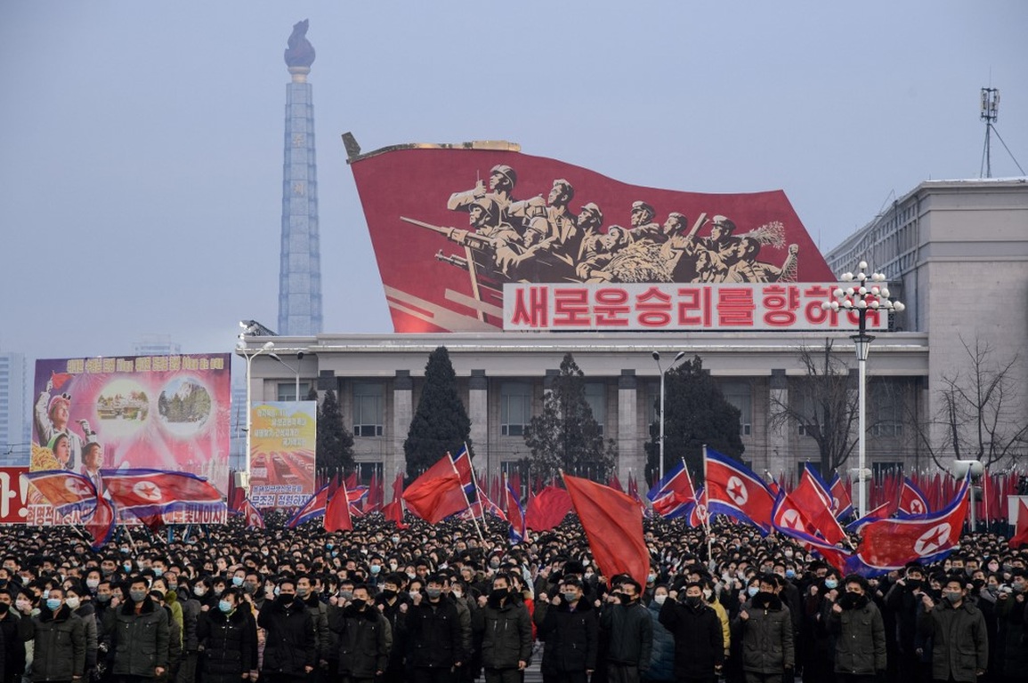 Biển người Triều Tiên ủng hộ ông Kim Jong-un nâng cao năng lực quân sự - 5 Biển người Triều Tiên ủng hộ ông Kim Jong-un nâng cao năng lực quân sự - 5
