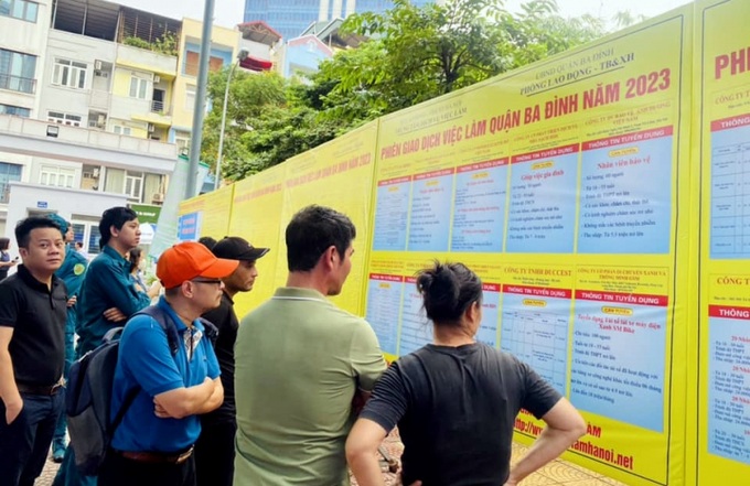 Người lao động tìm hiểu thông tin tuyển dụng tại phiên GDVVL