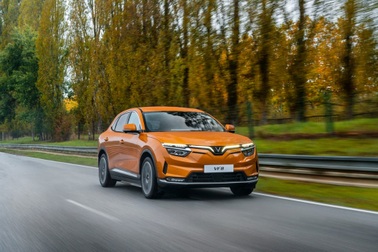 Bộ đôi xe điện VinFast vào top 10 xe bán chạy trên thị trường