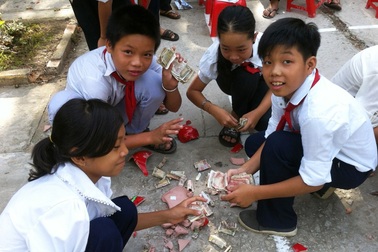 Thầy và trò cùng nuôi heo đất giúp học sinh nghèo đến trường