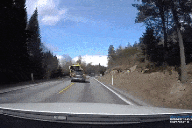 SUV đâm đấu đầu xe tải, tài xế sống sót thần kỳ