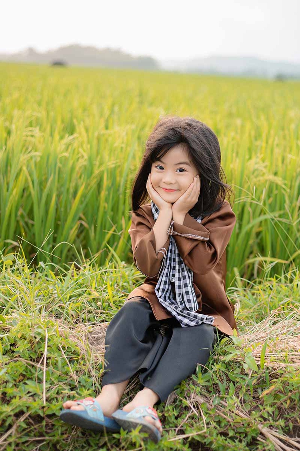 Bé gái xinh như thiên thần trên cánh đồng mùa lúa trổ bông - 4 Bé gái xinh như thiên thần trên cánh đồng mùa lúa trổ bông - 4