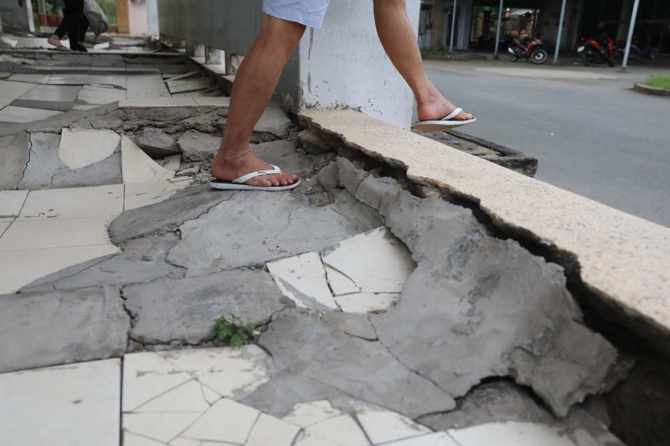 Bệnh viện sụt lún như vừa trải qua động đất - 7