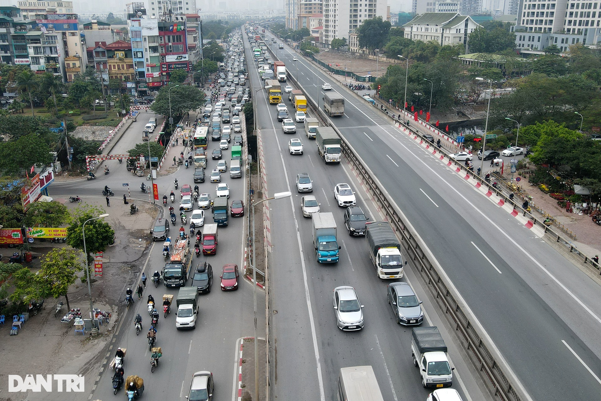 Người dân đổ xô về quê nghỉ Tết, đường vành đai 3 Hà Nội ùn tắc kéo dài - 2 Người dân đổ xô về quê nghỉ Tết, đường vành đai 3 Hà Nội ùn tắc kéo dài - 2