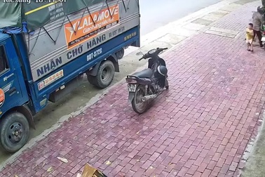 Một giây bất cẩn của người lớn suýt khiến trẻ nhỏ gặp tai nạn nghiêm trọng