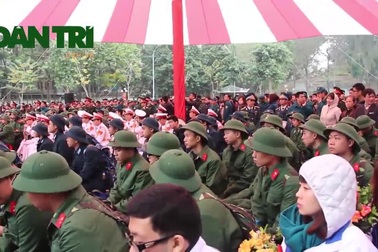 Chủ tịch Hà Nội tặng hoa các thanh niên lên đường nhập ngũ (Thực hiện:  Nguyễn Dương)