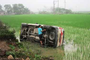 Xe cứu thương lật xuống ruộng, dân đập kính cứu người