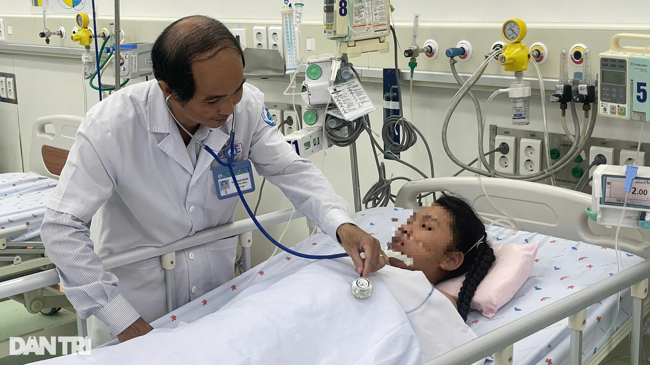 Mất máu ồ ạt khi bị sốt xuất huyết, bé gái phải truyền 10 lít máu - 1