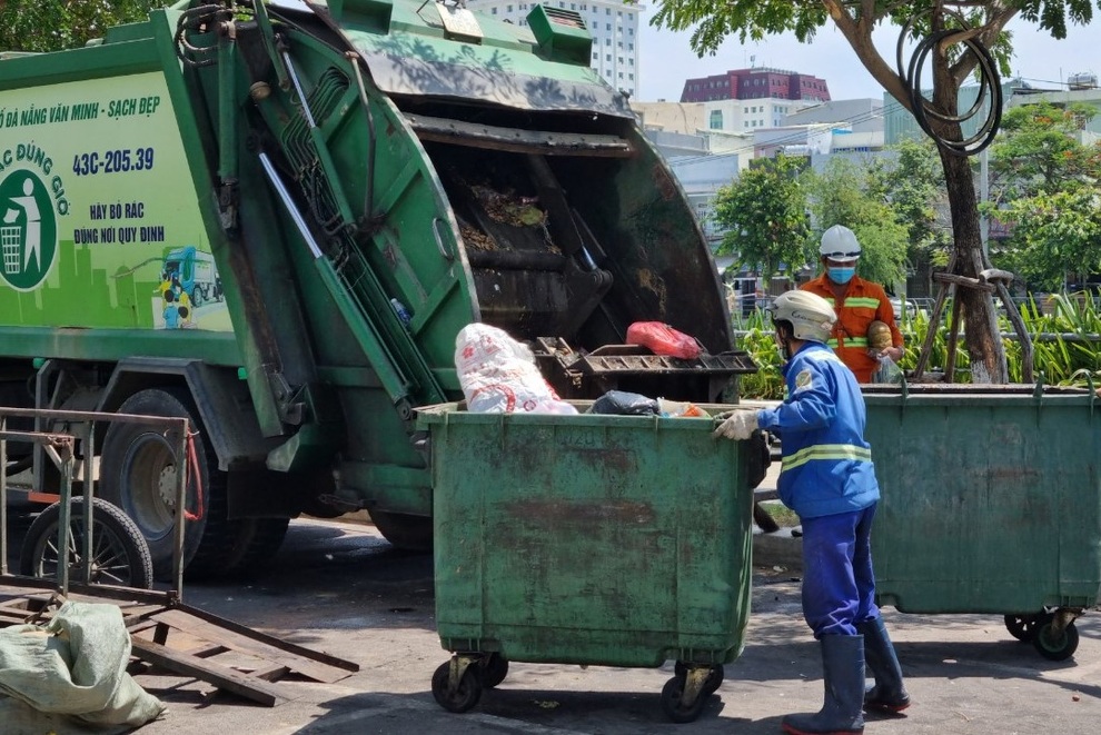 Công nhân thu gom rác ở Đà Nẵng được ưu tiên tiêm vắc xin - 2 Công nhân thu gom rác ở Đà Nẵng được ưu tiên tiêm vắc xin - 2