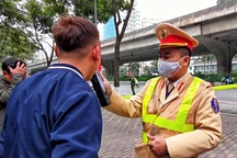 Vi phạm nồng độ cồn mức "khủng", lái xe "khoe" nhậu từ sáng xuyên trưa