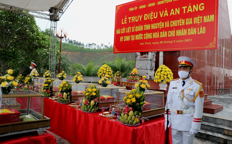 Thiêng liêng giây phút đón các anh về với đất mẹ - 1 Thiêng liêng giây phút đón các anh về với đất mẹ - 1