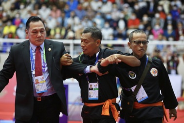 Võ sĩ đá vào mặt đối thủ, HLV Pencak Silat của Indonesia đòi tẩn trọng tài