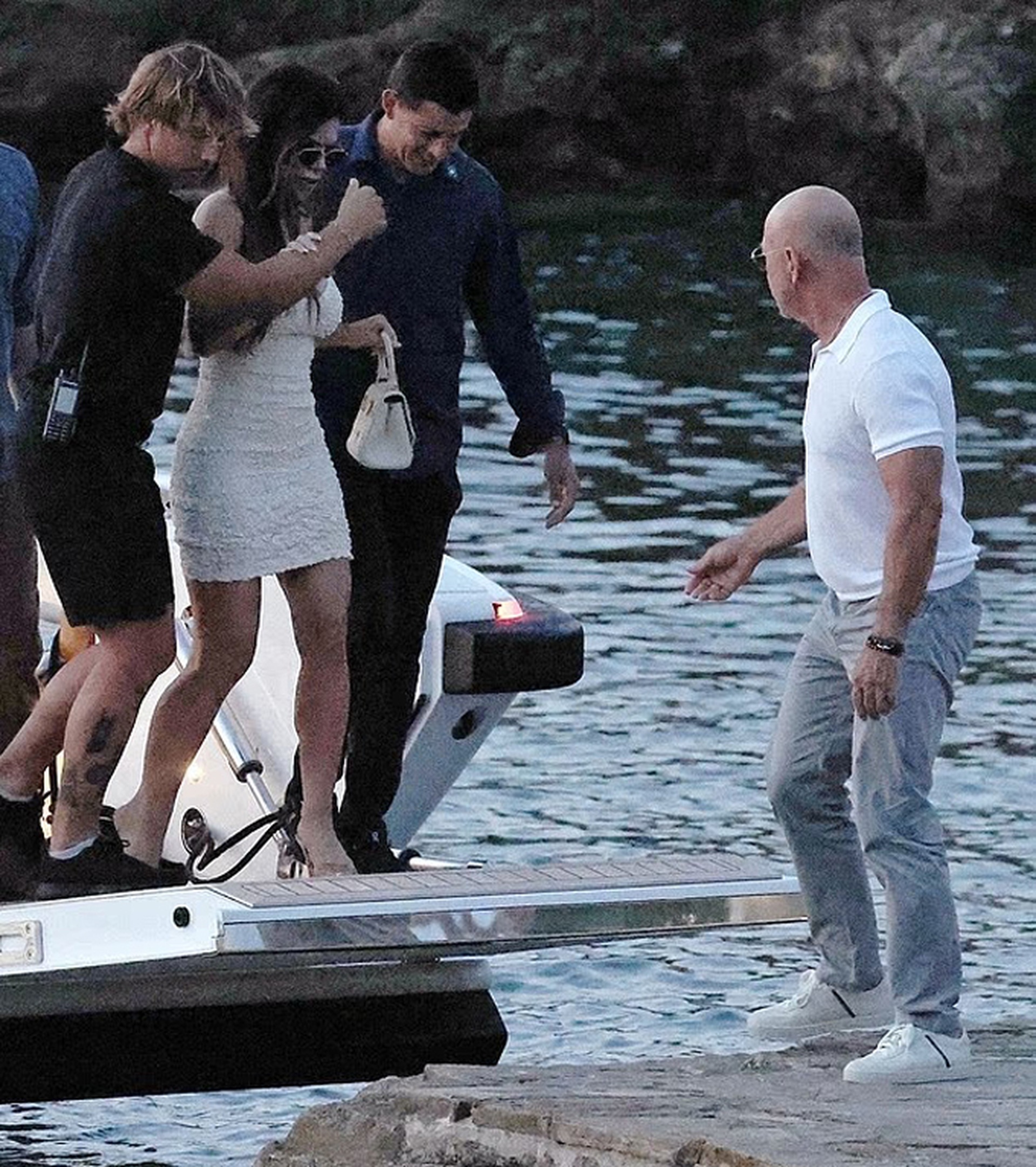 Vợ chồng tỷ phú Jeff Bezos và Leonardo Dicaprio du ngoạn trên đảo đắt đỏ - 4 Vợ chồng tỷ phú Jeff Bezos và Leonardo Dicaprio du ngoạn trên đảo đắt đỏ - 4
