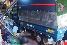 Xe tải lao lên vỉa hè tông chết 2 phụ nữ