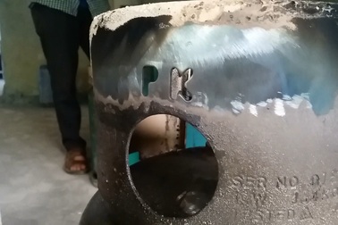 Hoà Bình: Bắt quả tang công ty gas nghi “cắt tai”, “mài vỏ”