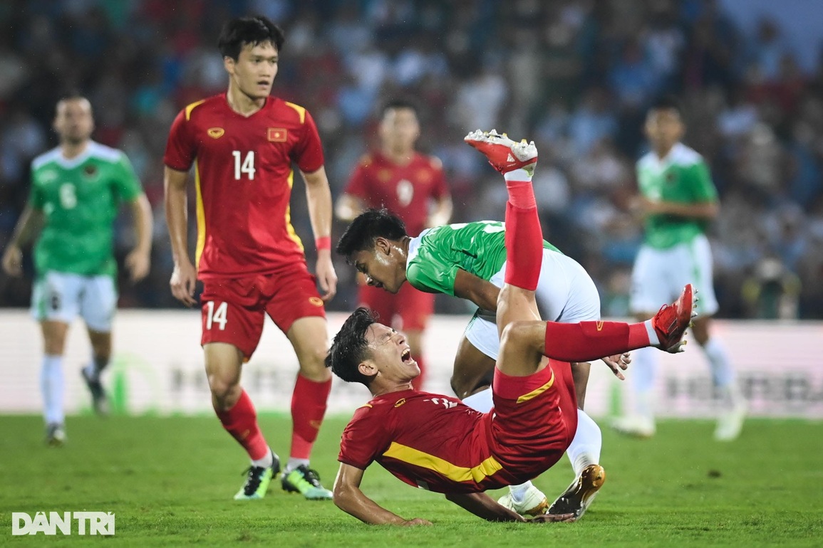 Cầu thủ U23 Indonesia bỏ bóng đạp người, Hoàng Đức phản ứng dữ dội - 1 Cầu thủ U23 Indonesia bỏ bóng đạp người, Hoàng Đức phản ứng dữ dội - 1