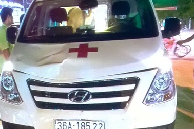 Thiếu nữ bị xe cứu thương hất văng lên nắp capo