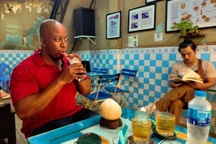 Lao động Mỹ thu nhập 4.000 USD/tháng sống dư dả tại Việt Nam