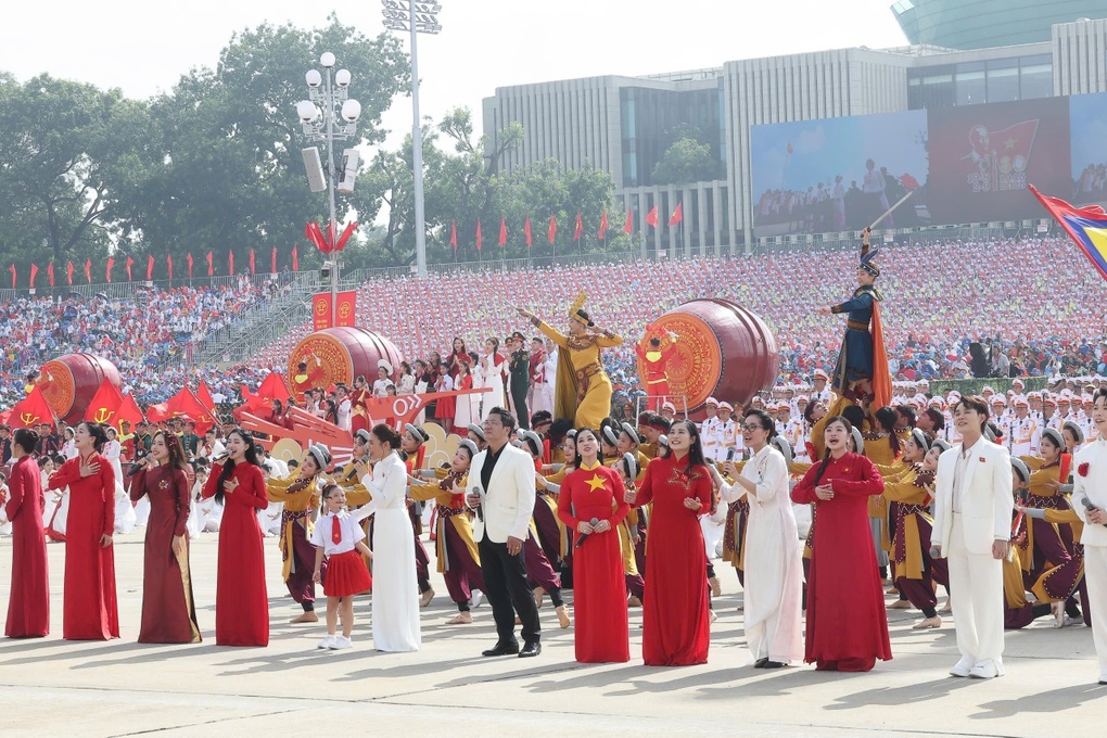 공로예술가 푸옹 응아, 9월 2일~1일 국경일 바딘 광장에서 자랑스럽게 노래 NSƯT Phương Nga tự hào hát ở Quảng trường Ba Đình vào ngày Quốc khánh 2/9 - 1