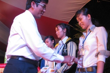 Trao nhiều suất học bổng nhân kỷ niệm ngày thành lập Đoàn 26/3