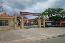 Cô giáo phải quỳ gối trước phụ huynh: Cách ứng xử đau lòng!