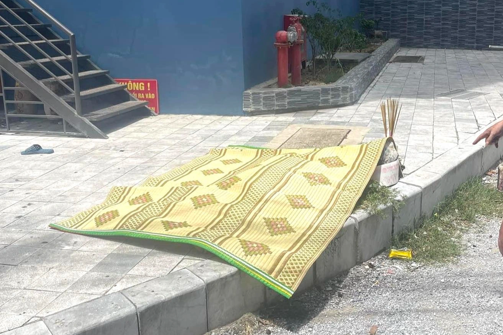 Rơi từ tầng cao chung cư xuống đất, người đàn ông tử vong - 1 Rơi từ tầng cao chung cư xuống đất, người đàn ông tử vong - 1