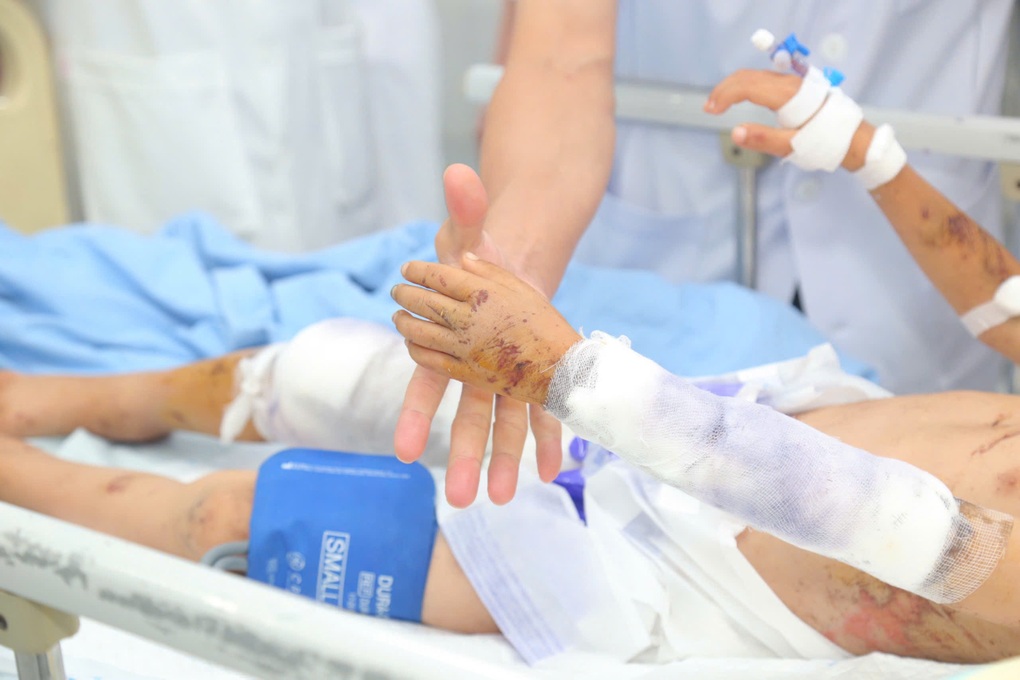 Vụ lũ quét thôn Làng Nủ: Em bé níu tay bác sĩ, trò chuyện với bà ngoại - 1 Vụ lũ quét thôn Làng Nủ: Em bé níu tay bác sĩ, trò chuyện với bà ngoại - 1