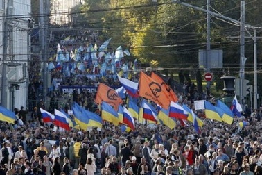 Hàng chục nghìn người tuần hành phản chiến tại Mátxcơva