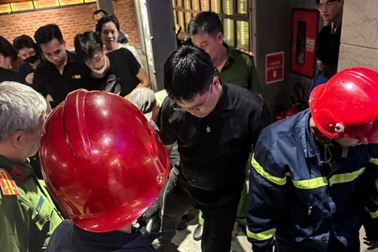 Giải cứu 9 người kẹt thang máy trong nhà hàng ở TPHCM