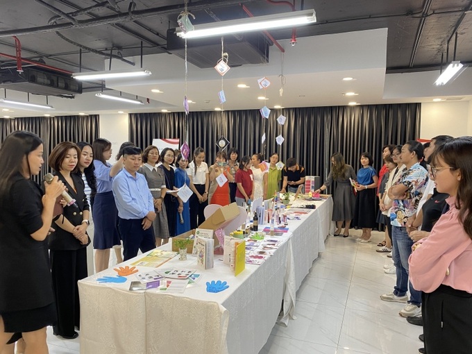 Các thầy, cô và học viên thăm quan Bàn triển lãm Teenyeeu tìm hiểu về học cụ phục vụ giảng dạy, tư vấn cho học sinh