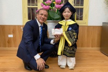 Nữ sinh “tí hon” tốt nghiệp loại giỏi chia sẻ gia cảnh đẫm nước mắt