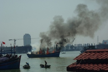 Cháy tàu cá, 16 ngư dân may mắn thoát chết