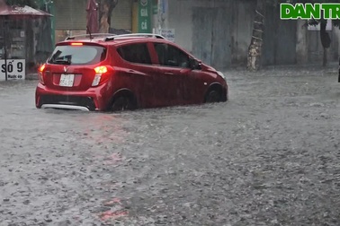 Thành phố Vinh ngập sâu ở nhiều tuyến phố