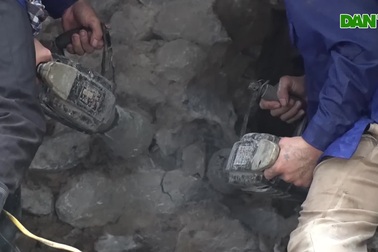 Hà Nội: Cận cảnh quá trình đục thông vòm cầu trăm tuổi tại phố Phùng Hưng