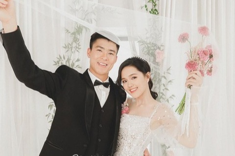 Clip cầu thủ Duy Mạnh tâng bóng khá dẻo khi đang chụp ảnh cưới