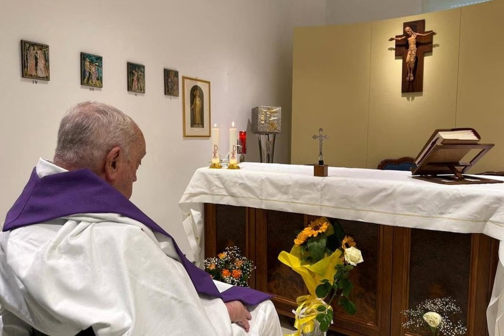 Vatican lần đầu công bố hình ảnh Giáo hoàng Francis nằm viện - 1 Vatican lần đầu công bố hình ảnh Giáo hoàng Francis nằm viện - 1