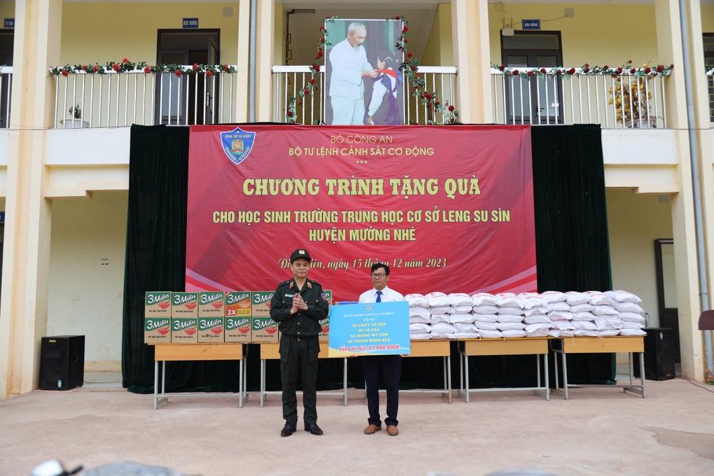 Bộ Tư lệnh CSCĐ tặng 2 phòng học cho trẻ em Điện Biên - 3 Bộ Tư lệnh CSCĐ tặng 2 phòng học cho trẻ em Điện Biên - 3