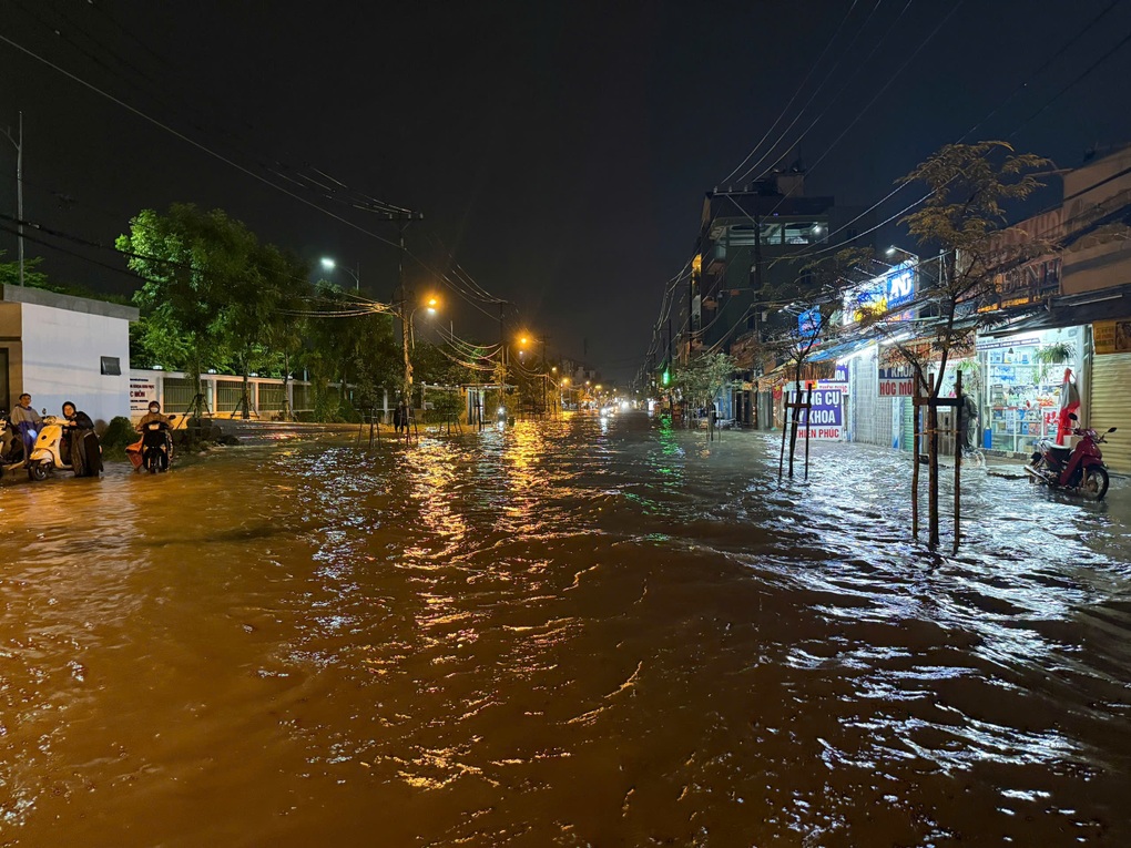 Nhiều người lội nước dự tiệc sau cơn mưa lớn ở TPHCM - 2