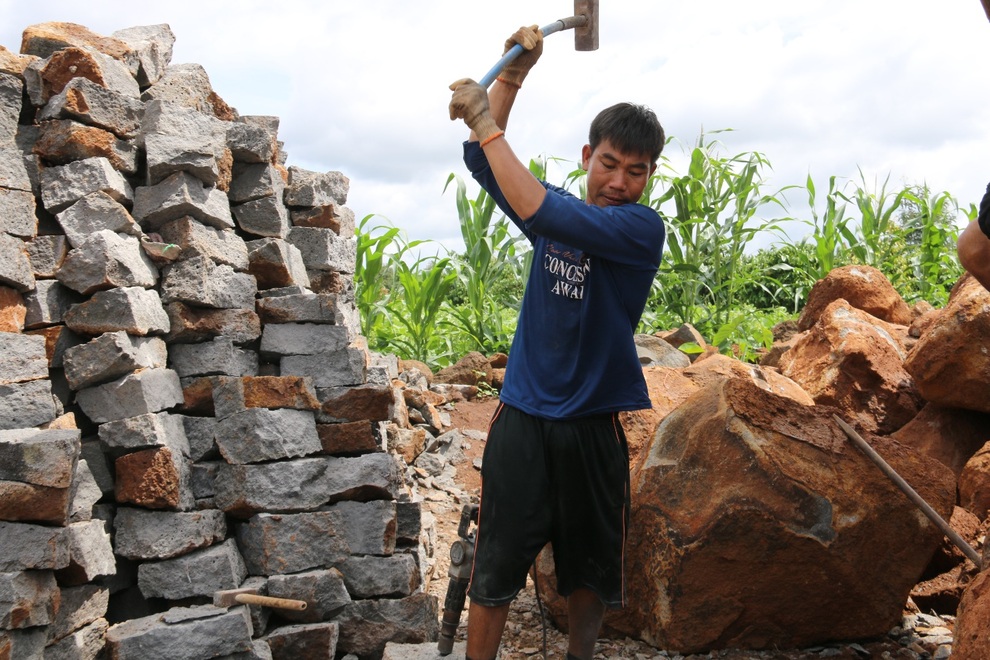 Chẻ đá giữa đại ngàn Tây Nguyên, lao động vất vả kiếm tiền mùa xây dựng - 2 Chẻ đá giữa đại ngàn Tây Nguyên, lao động vất vả kiếm tiền mùa xây dựng - 2