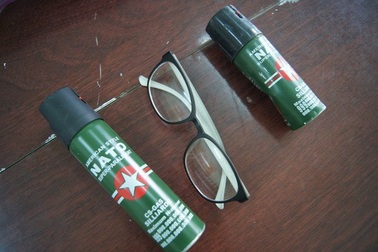 Một phụ nữ bị xịt hơi cay cướp xe máy ở Sài Gòn