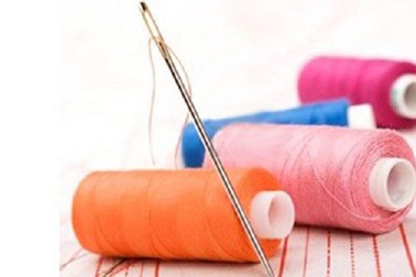 Phụ bố mẹ làm nón, trẻ 12 tuổi sơ ý nuốt cả kim khâu và chỉ vào bụng