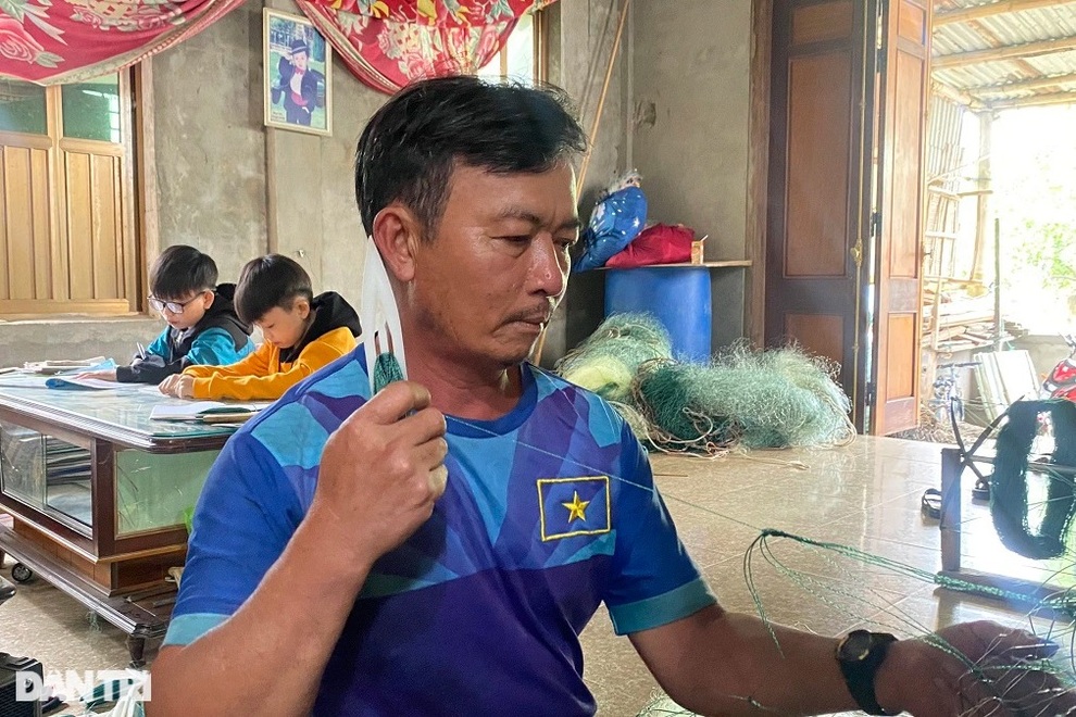 Vợ chồng nghèo tuyệt vọng nhìn những đứa con quằn quại trong căn bệnh hiểm - 4 Vợ chồng nghèo tuyệt vọng nhìn những đứa con quằn quại trong căn bệnh hiểm - 4