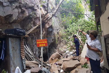 2 mẹ con đốt vàng mã bị đá trên núi rơi trúng, đè gần một giờ