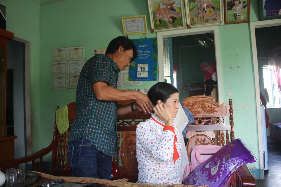 Xót xa cảnh cô giáo mất đi cánh tay trong lần băng rừng gieo chữ - 2 Xót xa cảnh cô giáo mất đi cánh tay trong lần băng rừng gieo chữ - 2